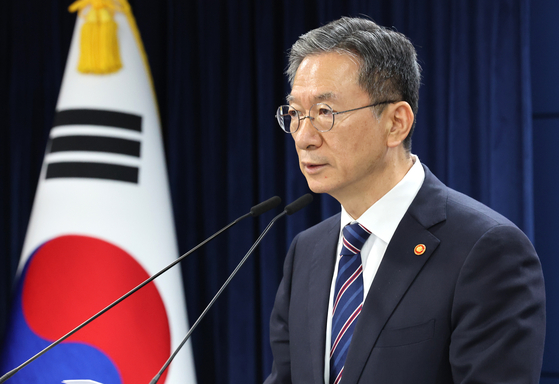 정성호 법무부 장관이 11일 오후 서울 종로구 정부서울청사에서 8·15 광복절 특별 사면 명단을 발표하고 있다. 이재명 정부의 첫 특별사면이기도 한 광복절 특사 명단에는 조국 전 조국혁신당 대표 부부, 최강욱 전 더불어민주당 의원, 윤미향 전 의원, 조희연 전 서울시교육감, 정찬민 전 국민의힘 의원, 홍문종 전 새누리당 의원, 심학봉 전 의원, 은수미 전 성남시장 등이 포함됐다. 뉴스1