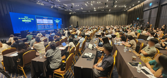 지난 8일 서울 강남구 코엑스에서 열린 ‘2025 AI·디지털 러닝 페스티벌’. 국내 대기업이 소개하는 AI 기술 강연에 300여석 규모 좌석이 모두 찼다. 김민상 기자