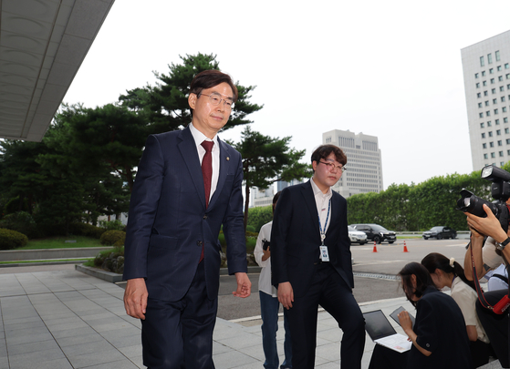 조경태 국민의힘 의원이 11일 서울 서초구 서울고검에 마련된 내란 특검팀 사무실로 참고인 조사를 위해 출석하고 있다. 연합뉴스