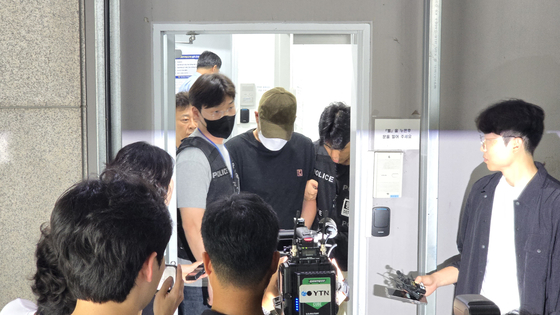 전 여자친구를 살해한 뒤 도주했다 검거된 장재원이 지난 6일 영장 실질심사를 받기 위해 대전둔산경찰서 유치장을 나오고 있다. 신진호 기자