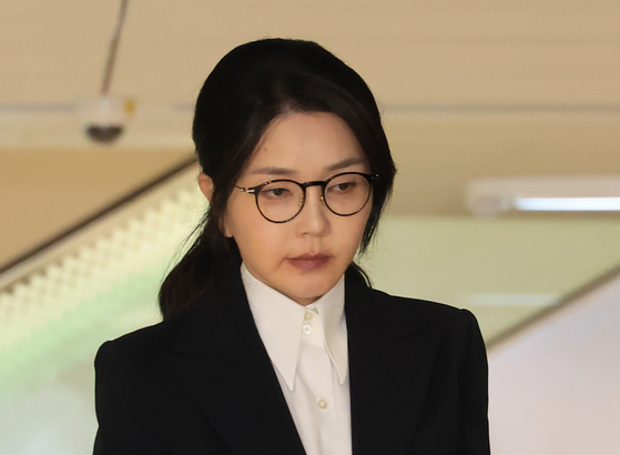 김건희 여사가 지난 6일 민중기 특별검사팀의 조사를 받은 뒤 귀가하고 있다. 연합뉴스