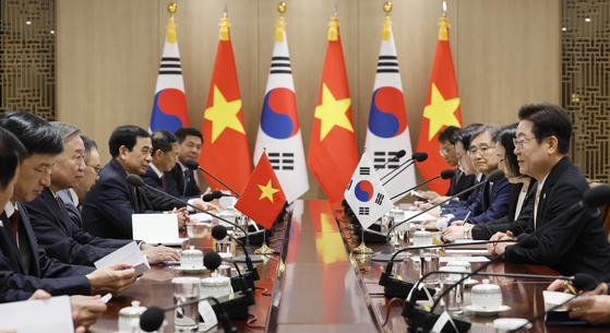 이재명 대통령과 또 럼 베트남 당서기장이 11일 서울 용산 대통령실에서 확대회담을 하고 있다. 대통령실사진기자단