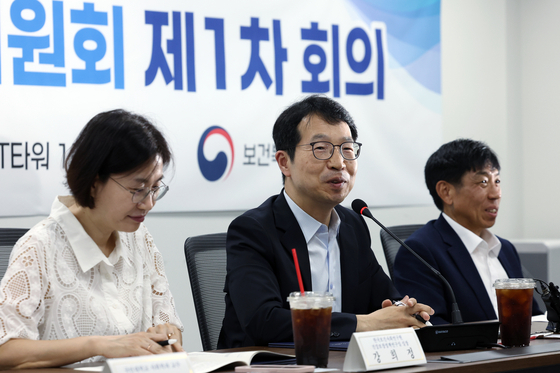 의사인력 수급추계위원회 위원장으로 선출된 김태현 한국보건경제정책학회 회장이 12일 오후 서울 중구 남대문로 T타워에서 열린 의사인력 수급추계위원회 제1차 회의에서 모두 발언을 하고 있다. 뉴스1