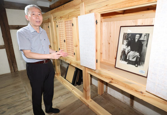 독립운동가 석주 이상룡 선생의 종손 이창수(60)씨가 9일 오후 경북 안동시 임청각 내 사당에서 인터뷰하고 있다. 송봉근 기자