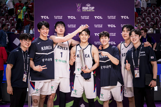 레바논전에서 3점슛 8개를 성공한 유기상(가운데)이 경기 MVP에 뽑혔다. [사진 FIBA]