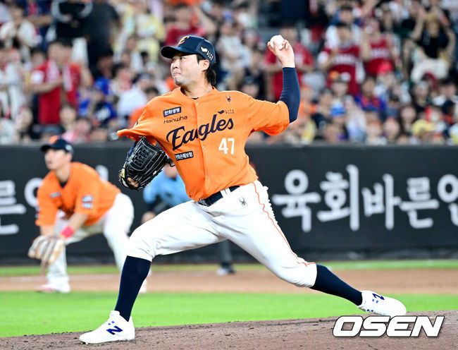 [OSEN=대전, 최규한 기자] 26일 대전 한화생명볼파크에서 ‘2025 신한 SOL Bank KBO리그’ 한화 이글스와 SSG 랜더스의 경기가 열렸다. 6회초 무사 2, 3루 상황 마운드에 오른 한화 김범수가 힘차게 공을 뿌리고 있다. 2025.07.26 / dreamer@osen.co.kr