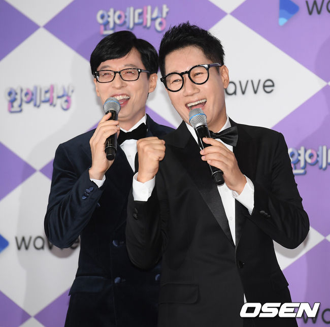 [OSEN=조은정 기자] 28일 오후 서울 마포구 SBS 프리즘타워에서 ‘2019 SBS 연예대상’ 포토월 행사가 열렸다.올해 SBS 예능은 신규 프로그램이 대거 쏟아지는 상황에서도 높은 화제성과 시청률을 거머쥐며 굳건한 인기를 과시했다. ‘동상이몽2-너는 내 운명’, ‘불타는 청춘’, ‘백종원의 골목식당’, ‘미운우리새끼’ 등 대다수의 프로그램이 꾸준히 동시간대 1위를 차지하며 ‘예능 강자’의 입지를 굳혔다. 아울러 ‘리틀포레스트’, ‘맛남의 광장’ 등의 신규 프로그램 역시 호평을 받으며 안착했다. 그런 가운데 ‘2019 SBS 연예대상’ 대상 트로피는 과연 누구에게 돌아갈지 이목이 쏠리고 있다.개그맨 유재석, 지석진이 포즈를 취하고 있다. /cej@osen.co.kr