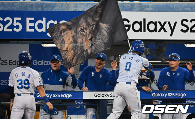 [OSEN=대구, 이석우 기자] 27일 대구삼성라이온즈파크에서 2025 신한 SOL 뱅크 KBO 리그 삼성 라이온즈와 롯데 자이언츠의 경기가 열렸다. 홈팀 삼성은 후라도가, 방문팀 롯데는 감보아가 선발 출전했다. 삼성 라이온즈 디아즈가 7회말 1사 1루 우월 2점 홈런을 치고 강민호에게 사자 깃발을 들고 하이파이브를 하고 있다. 2025.05.27 / foto0307@osen.co.kr