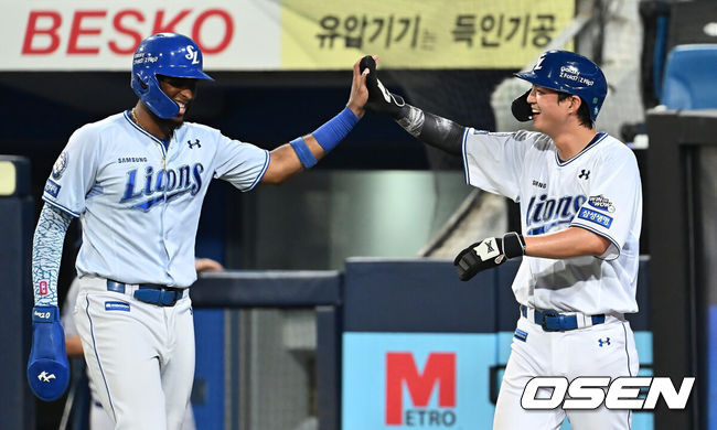 [OSEN=대구, 이석우 기자] 23일 대구삼성라이온즈파크에서 2025 신한 SOL 뱅크 KBO 리그 삼성 라이온즈와 SSG 랜더스의 경기가 열렸다. 홈팀 삼성은 가라비토가, 방문팀 SSG는 김건우가 선발 출전했다. 삼성 라이온즈 구자욱과 디아즈가 6회말 1사 1,2루 강민호의 좌중간 2타점 2루타때 득점을 올리고 기뻐하고 있다. 2025.07.23 / foto0307@osen.co.kr