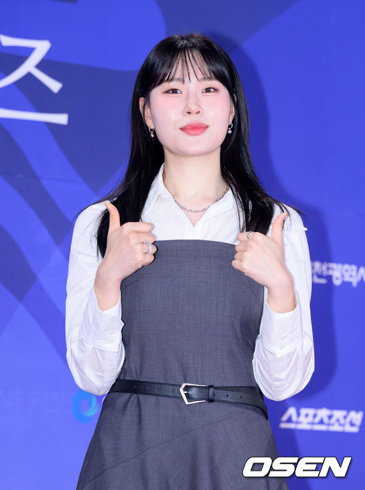 [OSEN=이대선 기자] 제4회 청룡시리즈어워즈 레드카펫 및 포토월 행사가 18일 인천 파라다이스시티에서 열렸다.청룡시리즈어워즈는 2022년 대한민국 최초로 시도된 오리지널 스트리밍 시리즈를 대상으로 하는 시상식이다. 사회는 전현무와 임윤아로 4년 연속 호흡을 맞춘다.개그우먼 엄지윤이 레드카펫을 밟고 있다. 2025.07.18 /sunday@osen.co.kr  