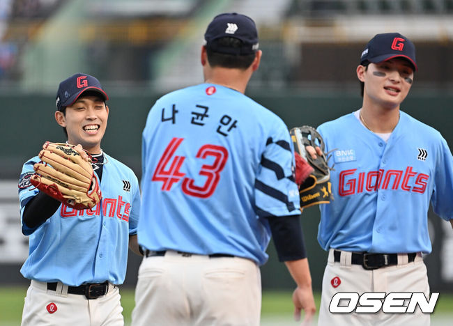 [OSEN=부산, 이석우 기자] 8일 부산 사직야구장에서 2025 신한 SOL 뱅크 KBO 리그 롯데 자이언츠와 SSG 랜더스의 경기가 열렸다. 홈팀 롯데는 나균안이, 방문팀 SSG는 최민준이 선발 출전했다.롯데 자이언츠 황성빈이 1회초 SSG 랜더스 에레디아의 타구를 잡고 나균안과 하이파이브를 하고 있다. 2025.08.08 / foto0307@osen.co.kr