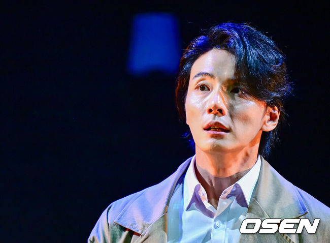 [OSEN=지형준 기자] 10일 오후 서울 강서구 마곡동 LG아트센터 U+스테이지에서 연극 '사의 찬미' 프레스콜이 열렸다.‘사의 찬미’는 1920년, 격동의 시대를 살아간 젊은이들의 사랑과 자유, 예술에 대한 열망을 그린 연극이다.배우 윤시윤이 하이라이트 시연을 하고 있다. 2025.07.10 / jpnews@osen.co.kr