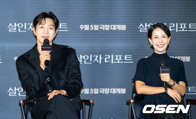 [OSEN=박준형 기자] 12일 오전 서울 용산아이파크몰 내 용산 CGV에서 영화 '살인자 리포트'(감독 조영준) 제작보고회가 진행됐다.‘살인자 리포트’는 특종에 목마른 베테랑 기자 선주(조여정 분)에게 정신과 의사 영훈(정성일 분)이 연쇄살인을 고백하는 인터뷰를 요청하면서 벌어지는 이야기를 다룬 작품으로, 조여정과 정성일 두 베테랑 배우의 숨 막힐 정도로 치열한 연기 대결을 예고하며 기대감을 모으고 있다.배우 정성일이 조여정 관련 질문에 답하고 있다    2025.08.12 / soul1014@osen.co.kr