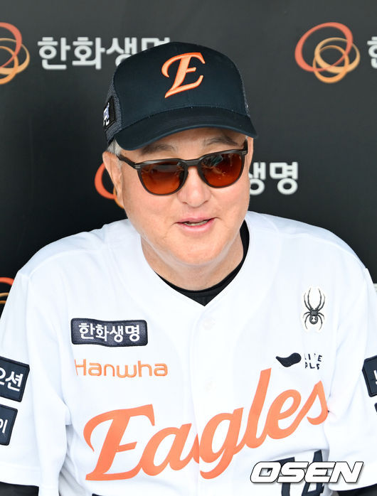 [OSEN=대전, 민경훈 기자] 7일 대전 한화생명볼파크에서 ‘2025 신한 SOL Bank KBO리그’ 한화 이글스와 KT 위즈 경기가 열릴 예정인 가운데 그라운드 훈련이 진행됐다.홈팀 한화는 라이언 와이스, KT는 고영표를 선발로 내세운다.경기 전 한화 김경문 감독이 덕아웃에서 취재진과 대화를 하고 있다. 2025.08.07 / rumi@osen.co.kr