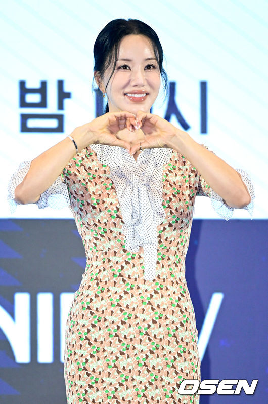 [OSEN=최규한 기자] 12일 오후 서울 신도림동 더 세인트에서 GENIE TV 오리지널 드라마 ‘금쪽같은 내 스타’ 제작발표회가 열렸다.‘금쪽같은 내 스타’는 대한민국 최고의 톱스타가 하루아침에 평범한 중년 여성이 된 후 펼쳐지는 눈물 콧물 휘날리는 세월 순삭 로맨틱 코미디다.배우 엄정화가 포토타임을 하고 있다. 2025.08.12 / draemer@osen.co.kr