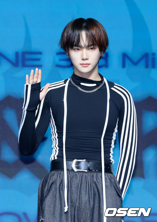 [OSEN=이대선 기자] 12일 오후 서울 강수구 스카이아트홀에서 앰퍼샌드원(AMPERS&ONE) ‘LOUD & PROUD’ 쇼케이스가 열렸다.미니 3집 ‘LOUD & PROUD’는 세상이 내놓는 선입견과 기준 앞에서도 자신감 넘치는 앰퍼샌드원의 모습을 담은 앨범이다. 그룹 앰퍼샌드원 윤시윤이 포토타임을 가지고 있다. 2025.08.12 /sunday@osen.co.kr