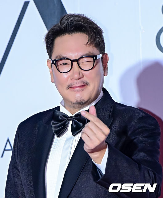[OSEN=부산, 지형준 기자] 6일 오후 부산 해운대구 영화의전당 BIFF 야외무대에서 제29회 부산국제영화제 '2024 아시아콘텐츠어워즈&글로벌OTT어워즈’가 열렸다.이번 부산국제영화제(이하 부국제)에서는 지난 2일 개막작 ‘전.란’을 시작으로 상영작 54편을 포함해 총 63개국의 영화작품 278편을 영화의전당, CGV센텀시티, 롯데시네마 센텀시티, 영화진흥위원회 표준시사실, 메가박스 부산극장 등 총 5개 극장 26개 상영관에서 만나 볼 수 있다.배우 조진웅이 포즈를 취하고 있다. 2024.10.06 / jpnews@osen.co.kr