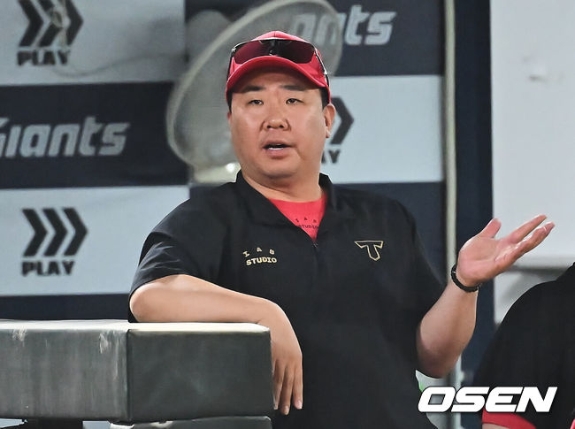 [OSEN=부산, 이석우 기자] 7일 부산 사직야구장에서 2025 신한 SOL 뱅크 KBO 리그 롯데 자이언츠와 KIA 타이거즈의 경기가 열렸다. 홈팀 롯데는 이민석이, 방문팀 KIA는 양현종이 선발 출전했다.KIA 타이거즈 이범호 감독이 5회초 무사 1루 좌월 2점 홈런을 친 김선빈과 하이파이브를 하고 있다. 2025.08.07 / foto0307@osen.co.kr