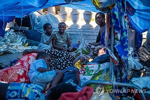파리 시청 앞 노숙자들. EPA=연합뉴스 