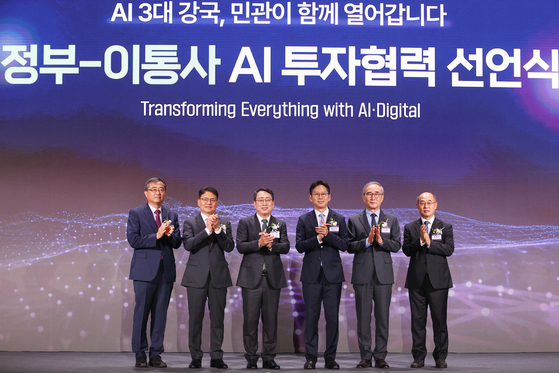 12일 서울 중구 웨스틴 조선 서울에서 열린 '정부-이통사 AI 투자협력 선언식'에서 참석자들이 기념촬영을 하고 있다. 왼쪽부터 유지상 KIF투자조합 투자운영위원장, 이철훈 LG유플러스 부사장, 유영상 SK텔레콤 대표이사, 배경훈 과학기술정보통신부 장관, 김영섭 KT 대표이사, 송재성 한국통신사업자연합회 상근부회장. 연합뉴스
