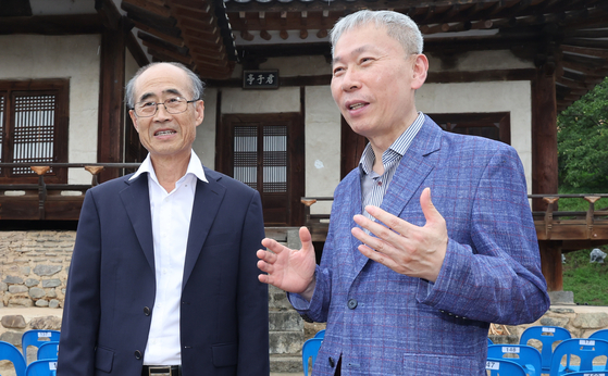 독립운동가 석주 이상룡 선생의 종손 이창수(60, 오른쪽)씨와 안동문화지킴이 김호태(65)씨가 9일 오후 경북 안동시 임청각에서 인터뷰하고 있다. 송봉근 기자