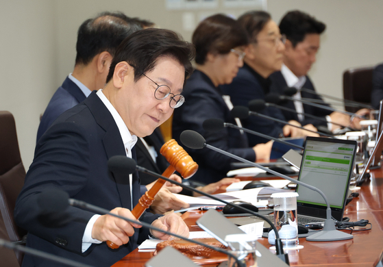 이재명 대통령이 11일 임시국무회의를 주재하고 있다. 이 대통령은 이날 조국 전 조국혁신당 대표 부부와 윤미향 전 더불어민주당 의원 등이 포함된 8ㆍ15 특별사면안을 의결했다. 대통령실사진기자단