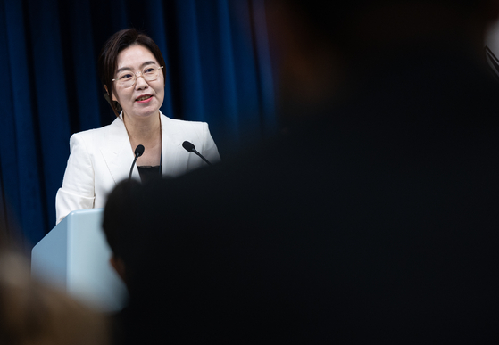 강유정 대통령실 대변인이 12일 서울 용산 대통령실 청사에서 한미 정상회담 개최 관련 브리핑을 하고 있다. 뉴스1