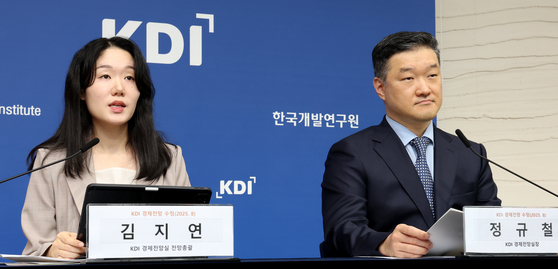 정규철 KDI 경제전망실장, 김지연 KDI 전망총괄이 12일 세종시 정부세종청사에서 8월 경제전망 수정을 발표하고 있다. 뉴스1
