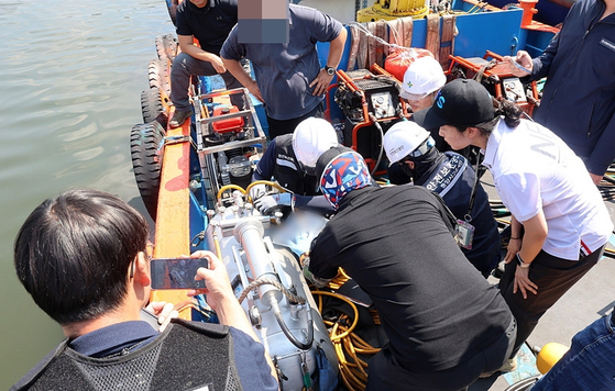 사고 후 현장 감식하는 수사기관. 사진 창원해양경찰서 