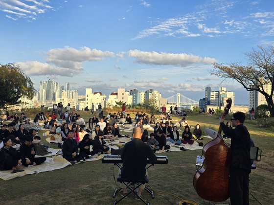 지난해 도모헌에서 열린 재즈 공연을 보러 온 시민들 모습. [사진 부산시] 