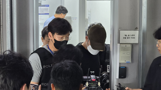 전 여자친구를 살해한 뒤 도주했다 검거된 장재원이 지난 6일 영장 실질심사를 받기 위해 대전둔산경찰서 유치장을 나오고 있다. 신진호 기자