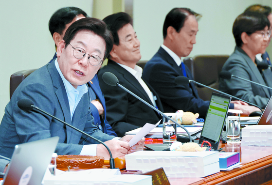 이재명 대통령이 12일 서울 용산 대통령실 청사에서 열린 국무회의에서 발언하고 있다. 뉴시스