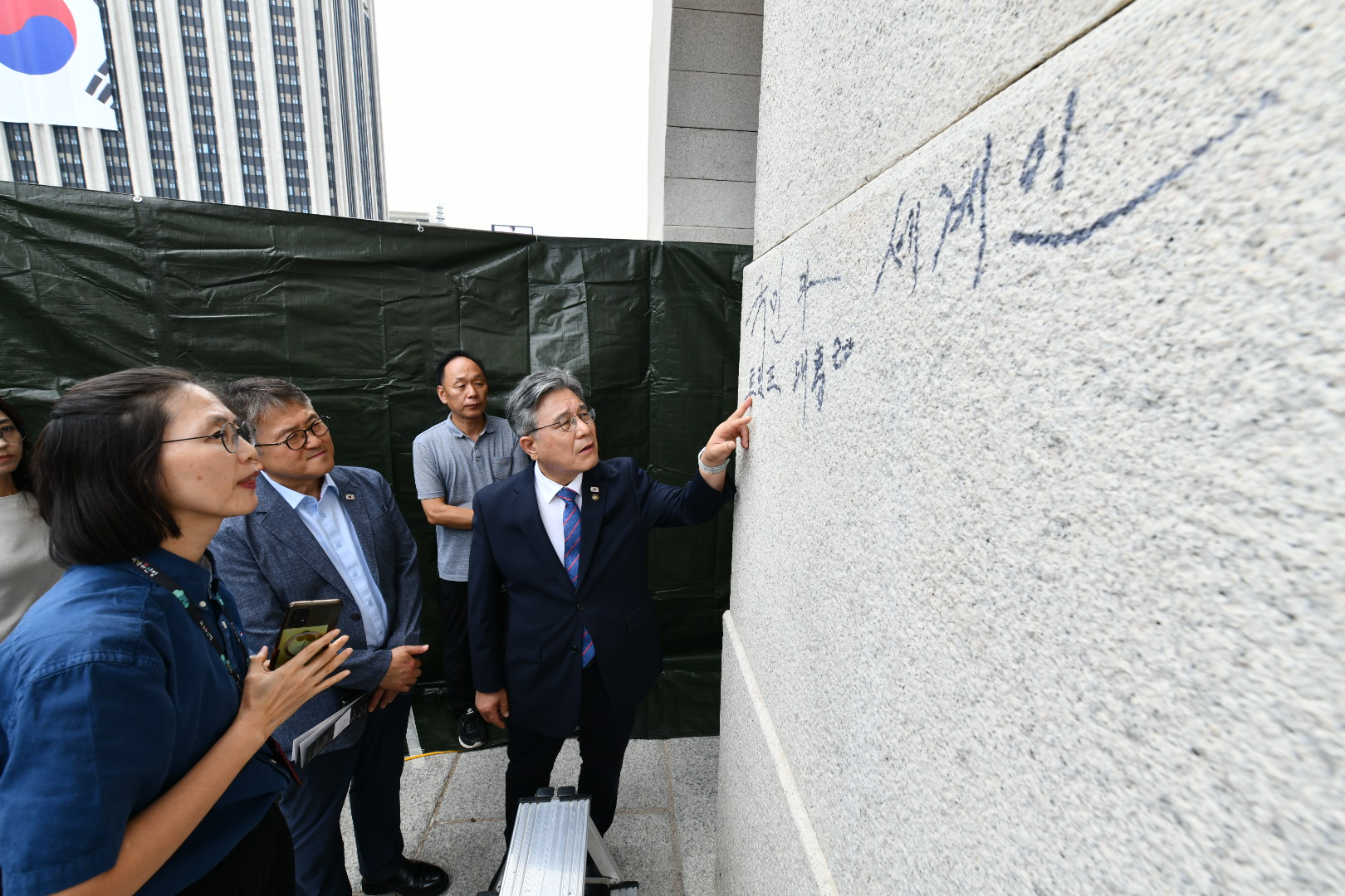 허민 국가유산청장이 11일 오전 서울 광화문 석축의 낙서를 살펴보고 있다. 사진 국가유산청
