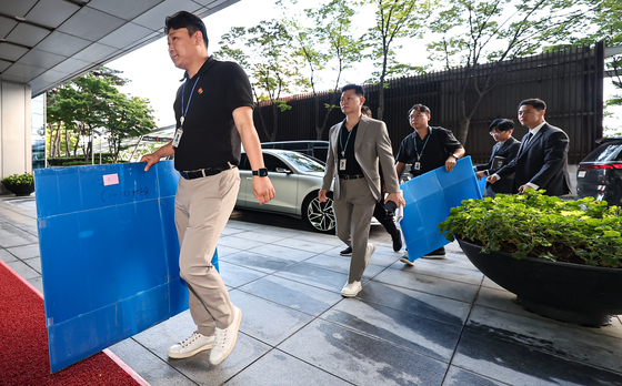 경기남부경찰청과 고용노동부 관계자들이 12일 인천시 연수구 포스코이앤씨 본사 사옥에서 압수품을 담기 위한 박스를 들고 이동하고 있다.  경기남부경찰청 광명~서울고속도로 공사장 사고 수사전담팀과 고용노동부 안양지청은 12일 오전 9시부터 인력 70여 명을 투입해 3개 업체, 5곳에 대한 압수수색 영장을 집행 중이라고 밝혔다. 뉴스1