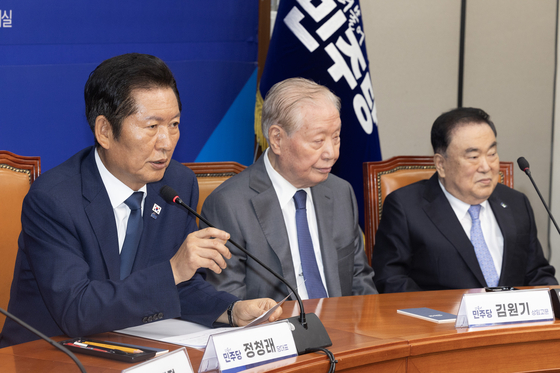 정청래 대표가 12일 오전 국회에서 열린 상임고문단 간담회에 참석해 발언하고 있다. 전민규 기자 