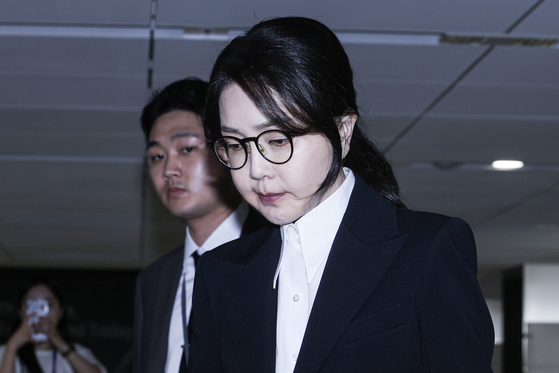 김건희 여사가 6일 오후 서울 종로구 KT 광화문빌딩 웨스트에 마련된 민중기 특별검사 사무실에서 조사를 마친 뒤 차량으로 이동하고 있다. 김경록 기자
