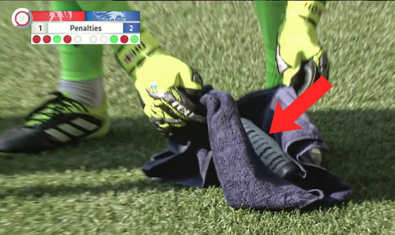크리스털 팰리스 골키퍼 헨더슨이 물통에 적어둔 승부차기 비책. [사진 ESPN SNS]