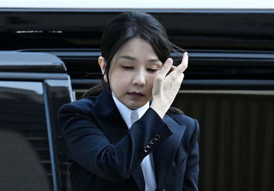 윤석열 전 대통령 부인 김건희 여사가 12일 구속 전 피의자 심문(영장실질심사)을 받기 위해 서울 서초구 서울중앙지법에 출석하고 있다.   연합뉴스