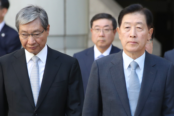 장충기 전 삼성 미래전략실 차장(왼쪽)과 최지성 전 미래전략실 실장. 연합뉴스