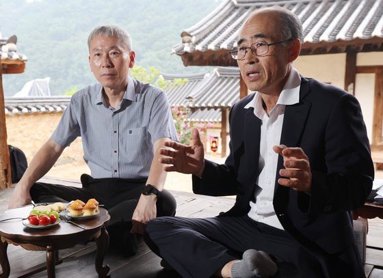 독립운동가 석주 이상룡 선생의 종손 이창수(60·왼쪽)씨와 안동문화지킴이 김호태(65)씨가 9일 오후 경북 안동시 임청각에서 인터뷰하고 있다. 송봉근 기자 