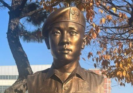 김해 삼정동 삼성초등학교와 삼정중학교 사이의 산책로 옆 잔디밭에 세워진 김오랑 중령 흉상. 뉴스1