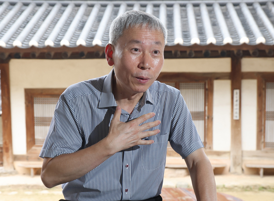 독립운동가 석주 이상룡 선생의 종손 이창수(60)씨가 9일 오후 경북 안동시 임청각에서 본지와 인터뷰 하고 있다. 송봉근 기자 