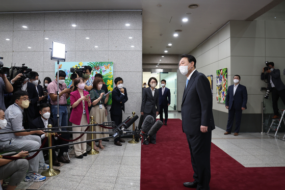 2022년 8월 8일 휴가를 마치고 업무에 복귀한 윤석열 대통령이 용산 대통령실 청사에서 기자들과 출근길 문답(도어스테핑)을 하고 있다. 대통령실 제공