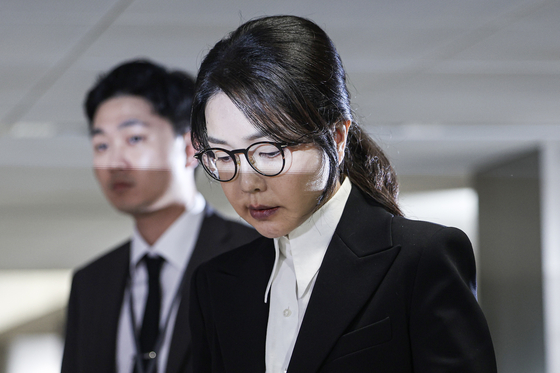 김건희 여사가 지난 6일 오후 서울 종로구 KT 광화문빌딩 웨스트에 마련된 민중기 특별검사 사무실에서 조사를 마친 뒤 차량으로 이동하고 있다. 김경록 기자
