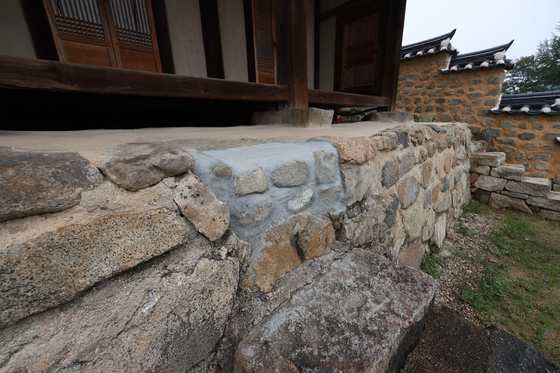 독립운동가 석주 이상룡 선생의 영정을 모신 경북 안동시 임청각 내 사당앞 계단이 임시 수리된 모습을 보이고 있다. 송봉근 기자