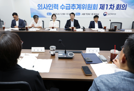 의사인력 수급추계위원회 위원장으로 선출된 김태현 한국보건경제정책학회 회장이 12일 오후 서울 중구 남대문로 T타워에서 열린 의사인력 수급추계위원회 제1차 회의에서 모두 발언을 하고 있다. 뉴스1