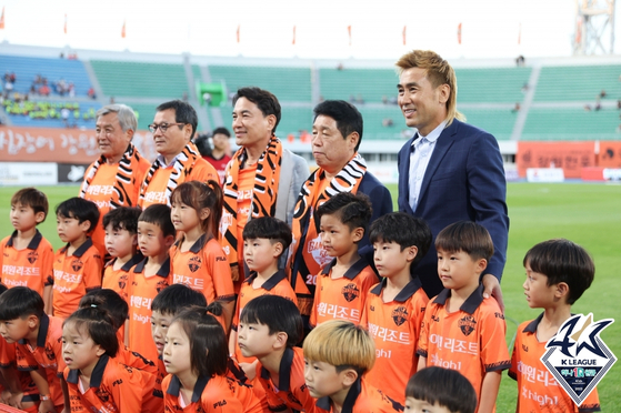 프로축구 강원FC 김병지 대표이사와 구단주인 김진태 강원도지사. [사진 프로축구연맹]
