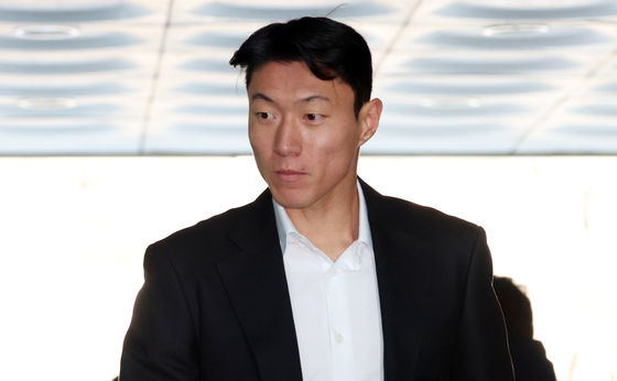 축구선수 황의조. 사진은 지난 2월 14일 오후 서울 서초구 서울중앙지방법원에서 열린 성폭력범죄의처벌등에관한특례법위반(카메라등이용촬영) 1심 선고기일에 출석하는 모습. 뉴스1