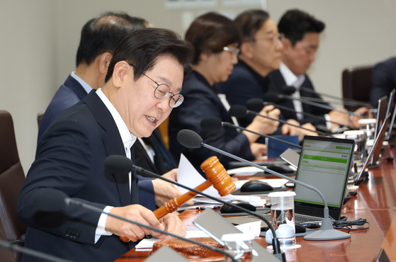 이재명 대통령이 11일 오후 대통령실 청사에서 임시 국무회의를 주재하고 있다. 이 대통령은 이날 모두발언 없이 비공개로 진행된 국무회의에서 조국 전 조국혁신당 대표 부부와 윤미향 전 더불어민주당·홍문종 전 새누리당 의원 등이 포함된 8·15 특별사면안을 의결했다. [사진 대통령실사진기자단]