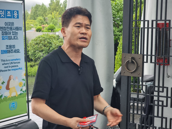 전한길씨가 12일 오후 부산 남구 유엔기념공원에서 유튜브 라이브 방송을 진행하고 있다. 뉴스1